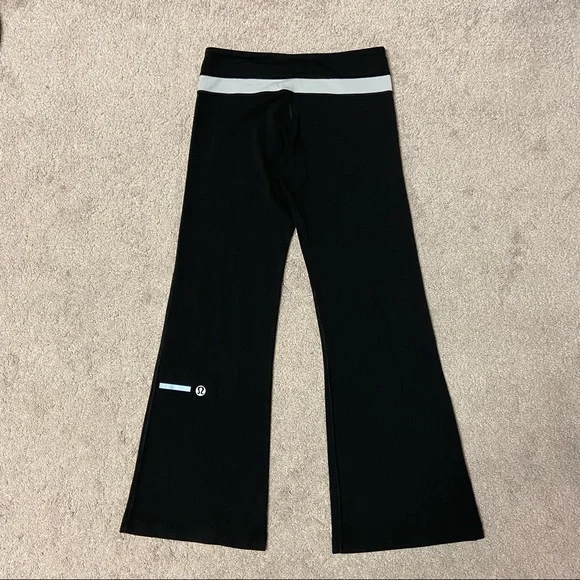 SOLD! LULULEMON Women’s Black Flare Yoga Pants Size 6 - Picture 4 of 8
